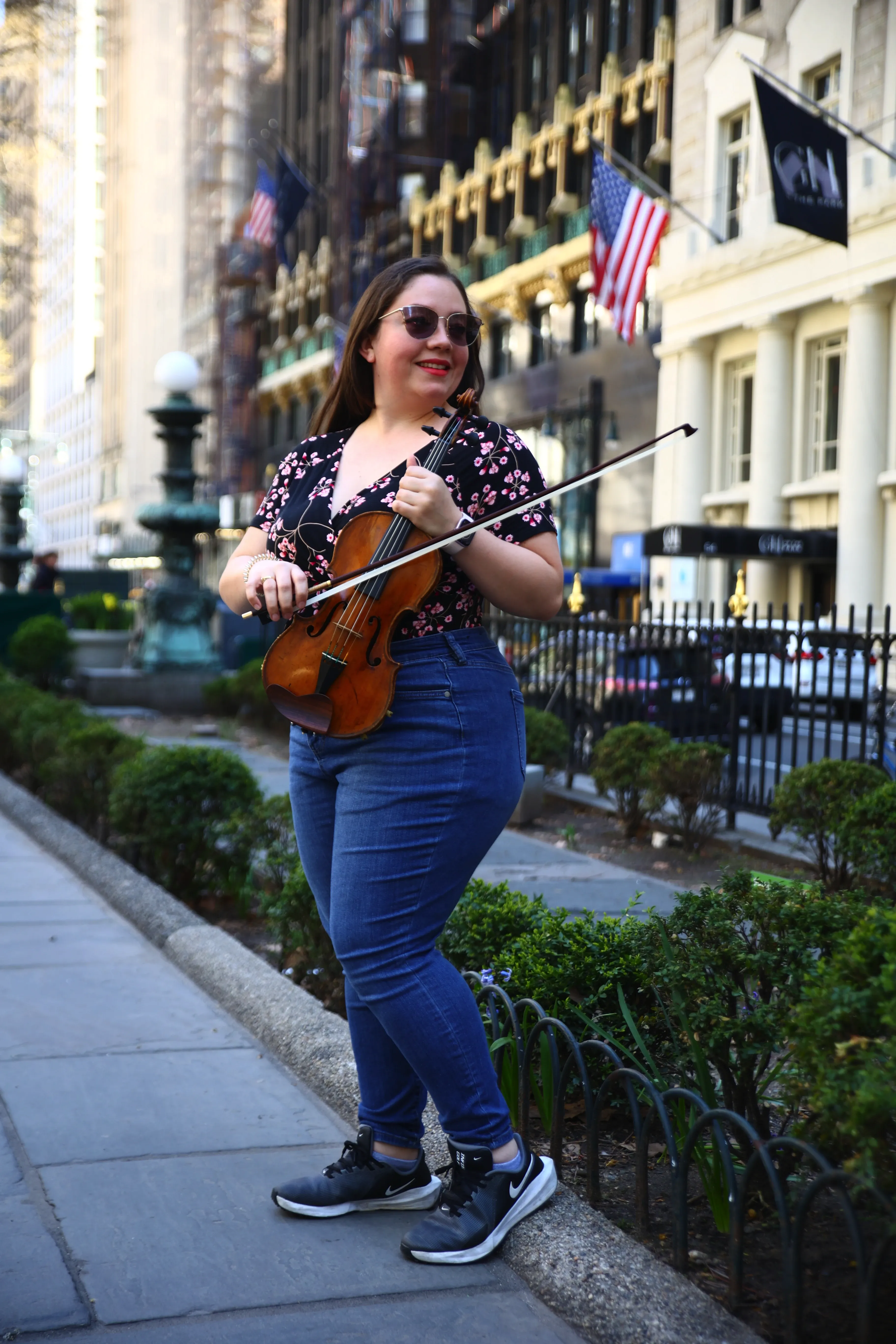 Melissa Olarte playing violin